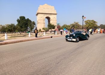 People flouting Covid norms at India Gate lawns fined