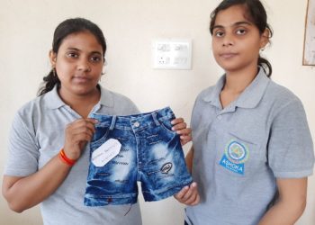 Smart-tracker uniform: The children's 'bodyguard'