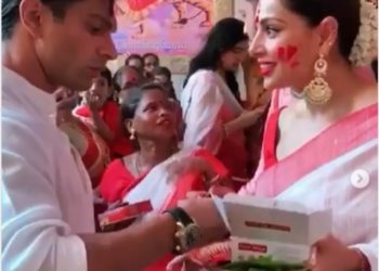 Bipasha relieves memories of last year's Durga Puja festivity