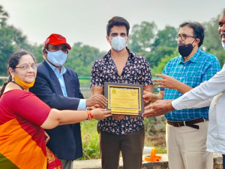 GCOT presents GramodayaBandhu Mitra award to SonuSood