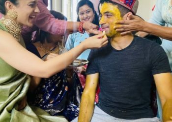 Kangana applies haldi to brother ahead of his wedding