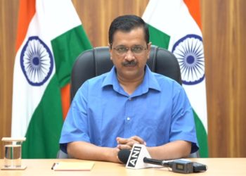 Kejriwal launches Red light On, Gaadi off campaign