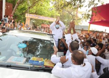 Slippers thrown at Tejaswi Yadav in Aurangabab