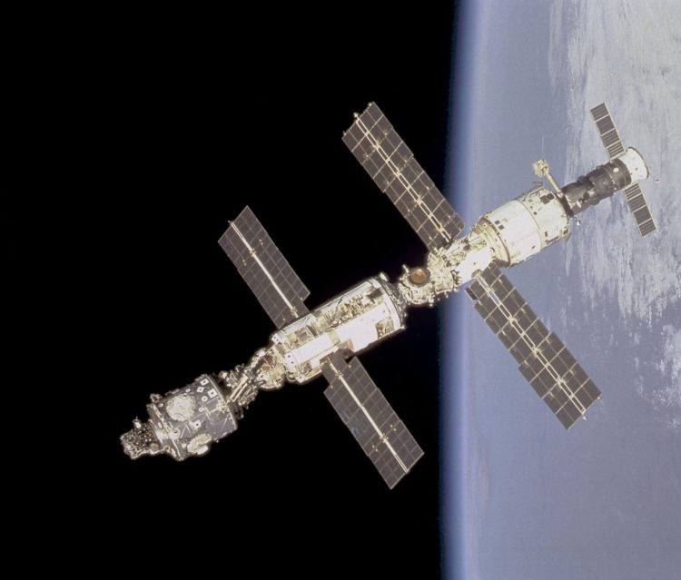 Space station crew narrows down search zone for air leak
