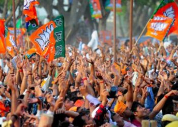 As long as I’ve people’s support, I don’t care if BJP, Cong curse me for tricolour move: Kejriwal