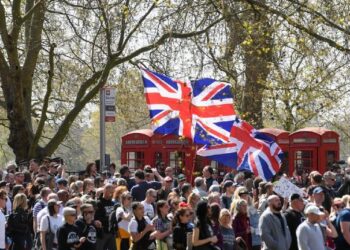 Anti-lockdown protesters defy restrictions in central London march