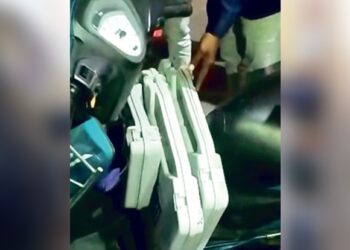 Motorists secure duo on scooter with EVMs VVPAT