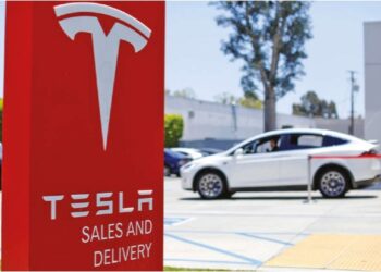 Tesla allows going off-grid with one press on new mobile app