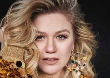 Kelly Clarkson to unveil holiday single 'Christmas Isn't Canceled -Just You' on Sep 23