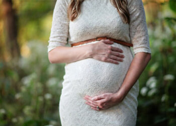 No serious COVID vax side effects in breastfeeding moms, infants: Study