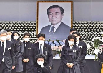 S Koreans bid adieu to ex-Prez in small funeral