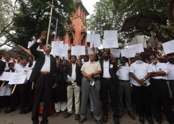 A 'fringe' group mudslinging judiciary, lawyers supporting Sanib Banerjee transfer tell CJI