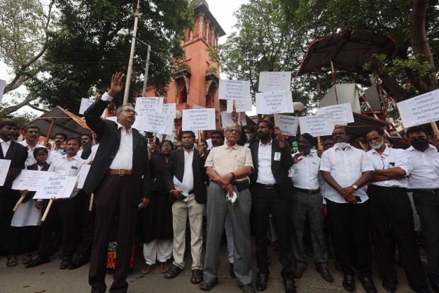 A 'fringe' group mudslinging judiciary, lawyers supporting Sanib Banerjee transfer tell CJI