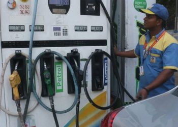 Sans adequate auto gas stations, drivers end up in long queues