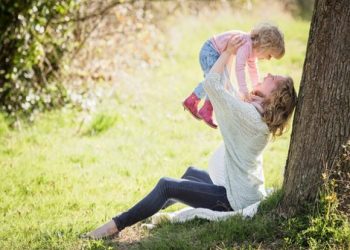 Study finds extensive use of smartphones by parents may damage toddler's development