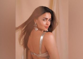 Alia Bhatt looks dazzling in metallic silver saree for ITA Awards