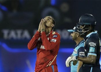 Imran Khan in controversy over selling ‘gifted necklace’