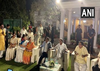 Nitin Gadkari, Sanjay Raut, Maharashtra MLAs attend dinner at Sharad Pawar’s residence