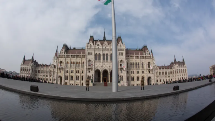 Hungary amends constitution to extend govt’s state of emergency powers