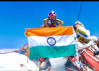 IAF officer dedicates Everest climb to unsung freedom fighters