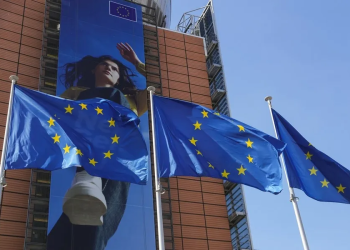 EU agrees on common charger for mobile devices by 2024