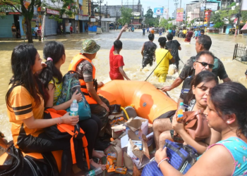 Indian Oil delivering cooking gas via boats in flood-hit Assam