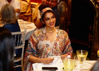 Isha Koppikar has a blast on her Family Vacation in London