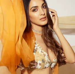 On the eve of Kiara Advani’s 8th anniversary in Bollywood, the actress meets her fans to celebrate
