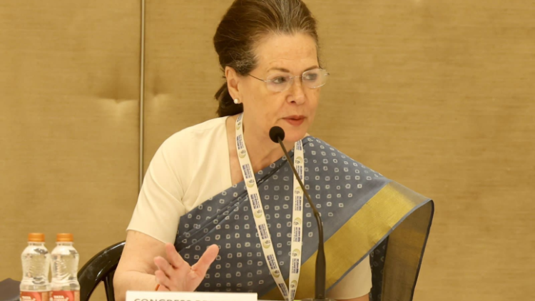 Sonia Gandhi reaches out to Sharad Pawar, Mamata Banerjee over Prez poll