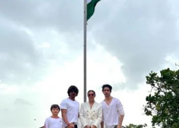 SRK, family celebrate ‘Har Ghar Tiranga’, hoist Tricolour at Mannat