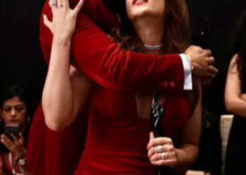 Kriti Sanon bags the Best Actress title of the year, says, “Never let anyone tell you your dream is too big”!