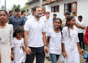 Amid heavy drizzle, Rahul addresses public meet in Mysuru