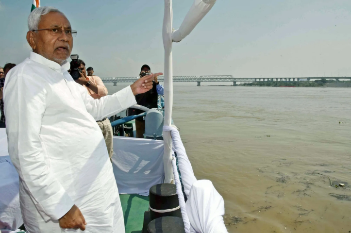Steamer with Nitish onboard rams bridge pillar in Patna