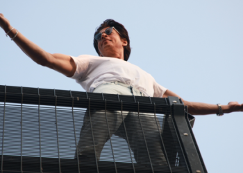 SRK consoles a heartbroken fan