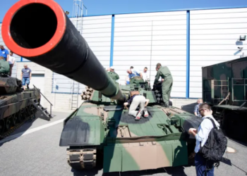 Poland buys more battle tanks from US