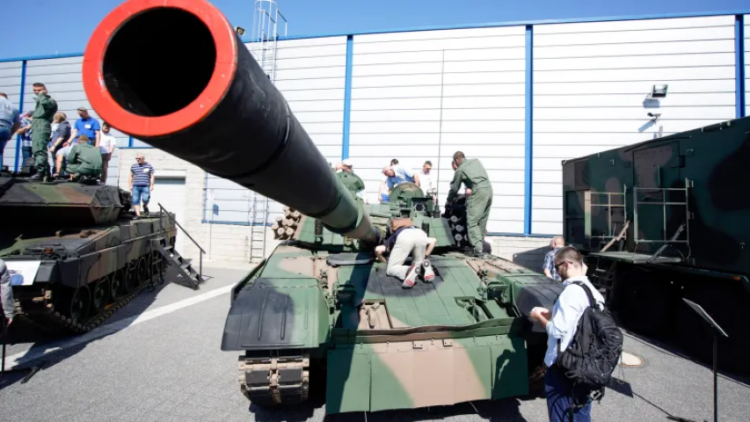 Poland buys more battle tanks from US
