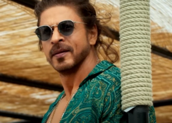 SRK gives hilarious reply to fan waiting outside Mannat to catch a glimpse of superstar