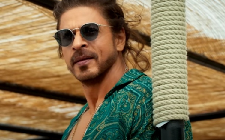 SRK gives hilarious reply to fan waiting outside Mannat to catch a glimpse of superstar