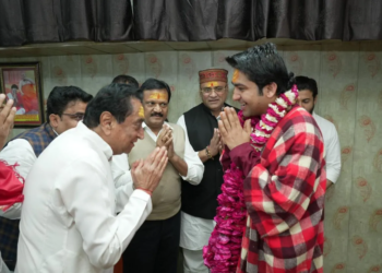 MP leaders throng ‘darbars’ of godmen in poll year