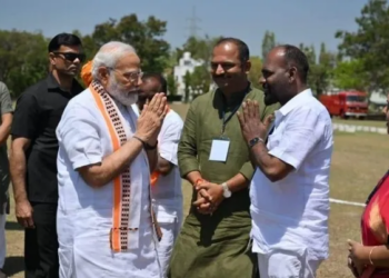 Cong slams BJP over pic of rowdy-sheeter greeting PM Modi in K’taka