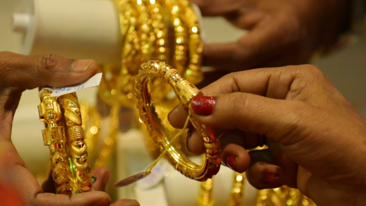Gold prices inch up on Tuesday