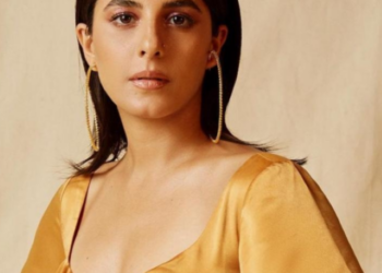 Isha Talwar enjoys playing harmonium with Dimple Kapadia on the sets of ‘Saas, Bahu aur Flamingo’