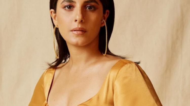 Isha Talwar enjoys playing harmonium with Dimple Kapadia on the sets of ‘Saas, Bahu aur Flamingo’