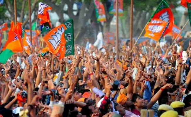 BJP holds mega roadshow in K’taka Cong President Shivakumar’s fortress