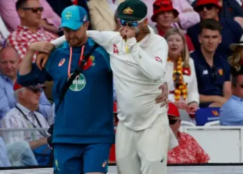 Ashes 2023: Nathan Lyon limps off the field after suffering right calf injury while fielding (ld)