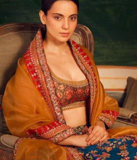 Kangana sports a ‘saggi phool’: ‘Even Indians don’t know about their heritage’