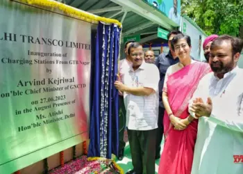 Kejriwal launches 140 charging points, 48 battery swapping stations