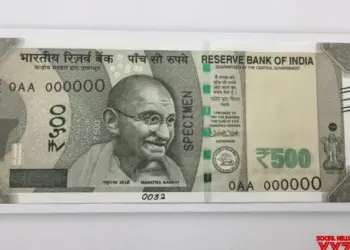 UP cop faces probe after family takes selfie with currency notes