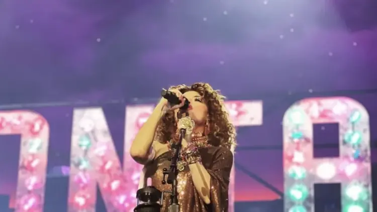 Shania Twain falls off stage during Chicago concert, makes quick recovery