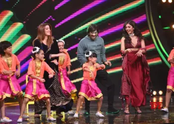 ‘IGT 10’: Ravi Teja, Gayatri Bhardwaj, Nupur Sanon groove to ‘Vaathi Coming’
